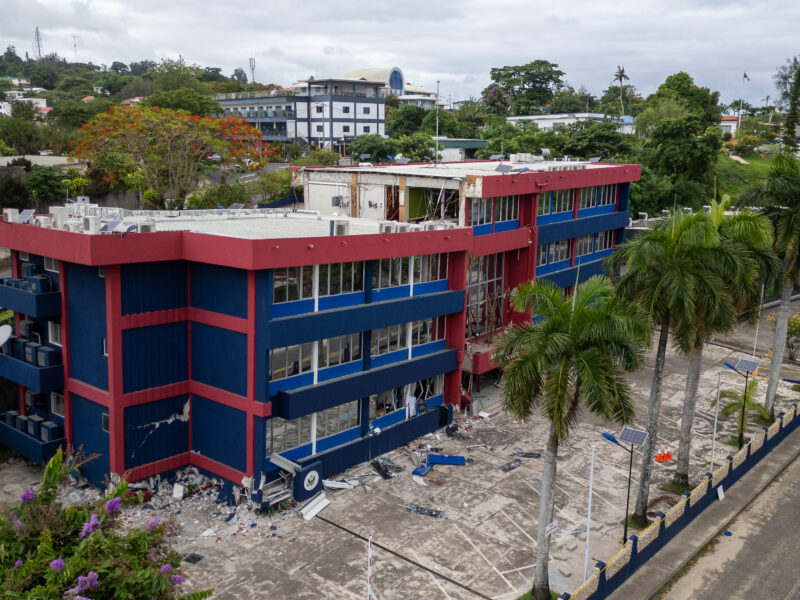Le bâtiment La Casa d'Andrea à Port Vila, qui abritait quatre ambassades : France, États-Unis, Royaume-Uni et Nouvelle-Zélande. Le bâtiment s'est fissuré en deux, et le rez-de-chaussée a été écrasé.