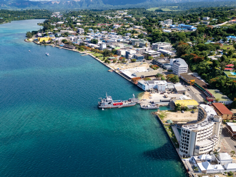 Vue aerienne de Port Vila apres le tremblement de terre